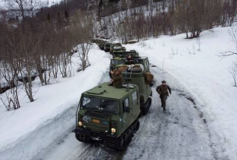 Yhdysvaltain merijalkaväkeä Norjassa Cold Response -harjoituksessa, jossa suomalainen ”töpinän” miehistö lakaisi heillä tunturinkuvetta.