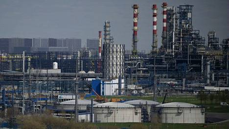 Kuvassa valtiollisen öljy-yhtiö Gazpromin öljynjalostamo Moskovan ulkopuolella.