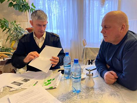 Vladimir Pintshuk ja Boris Skok ovat primorskilaisia historia-aktivisteja. Kohu Koiviston sankarihaudasta sai alkunsa Venäjällä paljolti juuri heidän esittämistään erilaisista epäilyistä. 
