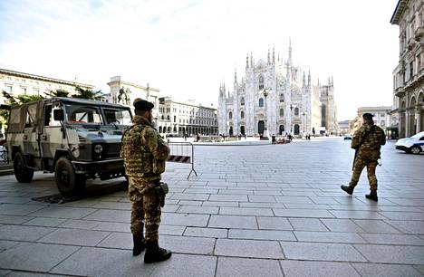 Sotilaita Milanon tuomiokirkon edustan aukiolla sunnuntaina.