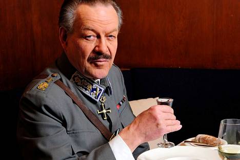 Timo Närhinsalo nauttimassa Mannerheim-ateriaan kuuluvaa Marskin ryyppyä ravintola Savoyssa 2011.