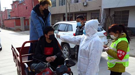 Ohikulkijoiden ruumiinlämpötilaa mitattiin Luzhain kaupungissa Kiinassa helmikuun puolivälissä.