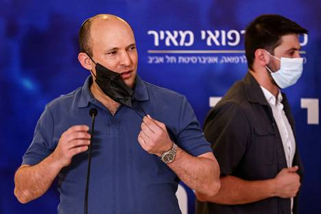 Elokuun loppupuolella kolmannen annoksen jakelua laajennettiin Israelissa kaikkiin yli 40-vuotiaisiin. Tuolloin myös pääministeri Naftali Bennett kävi piikillä Kfar Sabassa.