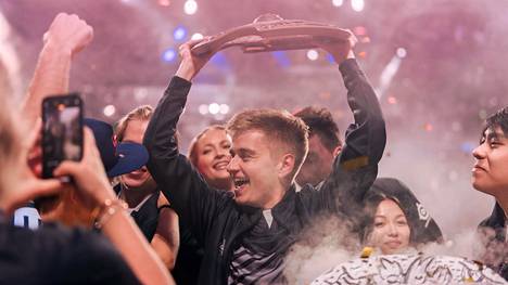 Johan ”N0tail” Sundstein, 25, on maailman eniten palkintorahaa voittanut kilpapelaaja. Kuvassa hän juhlii toista Dota-maailmanmestaruutta.