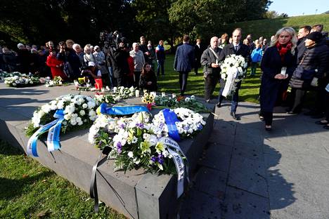 25 vuotta sitten tapahtuneessa autolautta Estonian uppoamisessa menehtyneitä muisteltiin lauantaina Tallinnassa. Muistomerkille tuotiin muun muassa kynttilöitä ja seppeleitä.