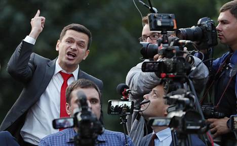 Venäjän tunnetuimpiin nuoriin oppositiovaikuttajiin kuuluvaa Ilja Jashinia ei hyväksytty ehdolle Moskovan kaupunginvaltuustoon, koska hänen kannattajanimissään oli viranomaisten mukaan liikaa epäselvyyksiä. Jashin aikoo valittaa päätöksestä.