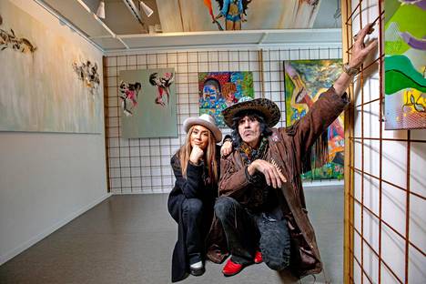Gallerian seinät ovat täynnä Andy McCoyn ja Sofia Zidan maalauksia.