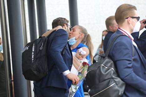 Petteri Lindbohmia vastassa lentokentällä oli puoliso Kira Kosonen ja parin pieni tyttövauva.