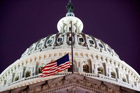 Yhdysvaltain lippu oli puolitangossa Capitolilla loppiaisena, kun valtauksesta tuli tasan vuosi.