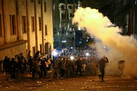 Sisäministeriön mukaan sekä mielenosoittajia että poliiseja on loukkaantunut yhteenotoissa.