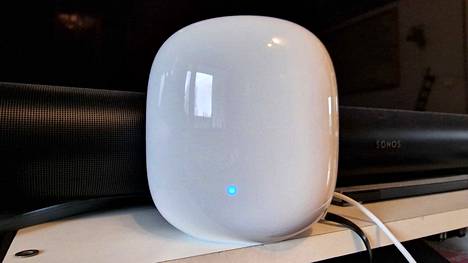 Nest Wifi Pro on ulkoasultaan ylikokoinen lasihelmi. Sininen valo tarkoittaa sitä, että laite etsii verkkoa.