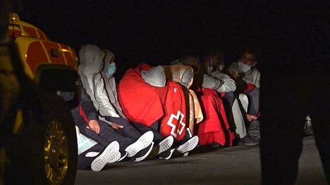 Haaksirikosta pelastuneita siirtolaisia Lanzarotella 24. marraskuuta. Kahdeksan ihmistä kuoli, kun vene ajautui karille heidän yrittäessään rantautua.