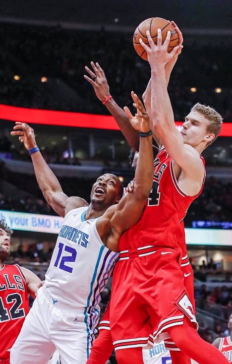 Chicago Bullsin Lauri Markkanen ja Charlotte Hornetsin Dwight Howard kamppailevat.