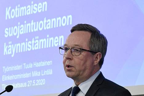 Elinkeinoministeri Mika Lintilän mukaan kotimainen tuotanto saatiin polkaistua poikkeuksellisen nopeasti käyntiin.