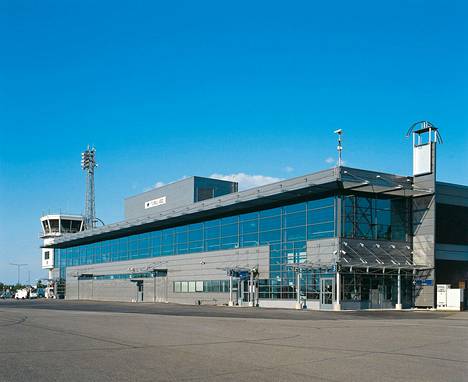 Maakuntakentillä lennonjohtaja saa tyypillisesti hieman pienempää palkkaa. Kuvassa Turun lentoasema.
