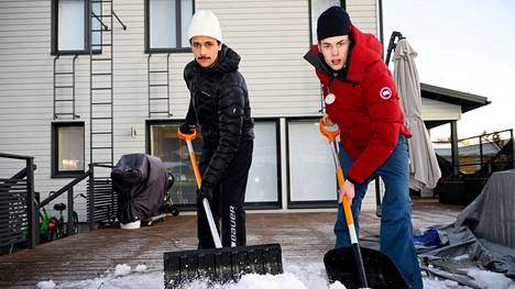Pihaässät-yrityksen Benjamin Blomqvist, 18, ja Matti Heinimäki, 18, tekevät lumenluonnin lisäksi lisäksi kaikenlaisia sekalaisia töitä.