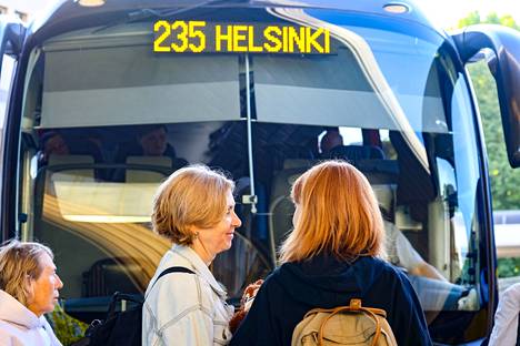 Väkeä pakkautui Ecolines-bussiyhtiön autoon torstaina Pietarissa. 