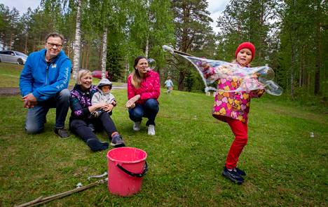 Varhaiskasvatukseen osallistui myös vapaaehtoisia. Kuvassa Kari ja Emmi Pennanen, hänen poikansa Immo Meriläinen, Natalia Fursiok ja Milana Yakubiakin saippuakuplineen.
