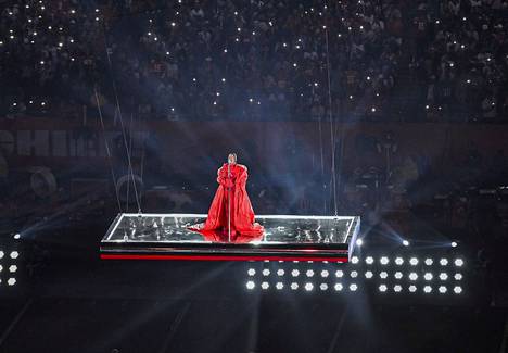 Rihanna esiintyi osan esityksestään korkeuksissa.