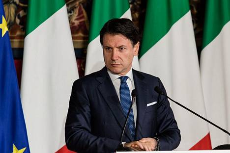 Italian pääministeri Giuseppe Conte järjesti tiedotustilaisuuden Napolissa torstaina.