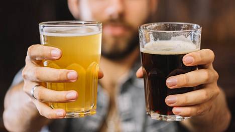 Alkoholinkäytön kohtalaisen riskin tasoksi määritellään miehillä jatkuvasti yli 14 annosta viikossa ja naisilla jatkuvasti yli 7 annosta viikossa.