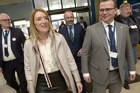 EU-parlamentin puhemies Roberta Metsola kertoi, että hänellä on ”neljä suomalaista poikaa”. Maltalainen Metsola on naimisissa suomalaisen Ukko Metsolan kanssa. Taustalla EPP-ryhmän puheenjohtaja Manfred Weber.