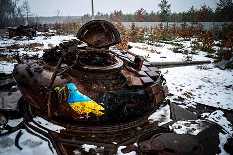 Tuhottu venäläistankki Dmytrivkan kylän liepeillä Kiovan lähistöllä.