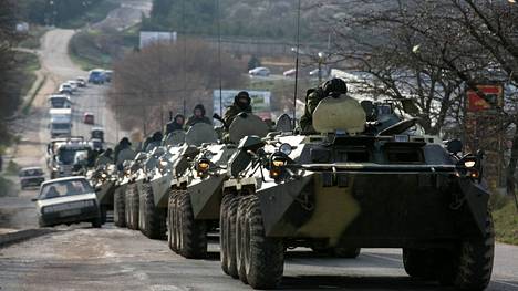 Venäjän panssariajoneuvot vyöryivät Krimille maaliskuussa 2014.