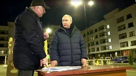 Vladimir Putinin väitetään vierailleen Mariupolissa. Kuvakaappaus Reutersin välittämästä videosta, jonka kerrotaan olevan kuvattu Mariupolissa.