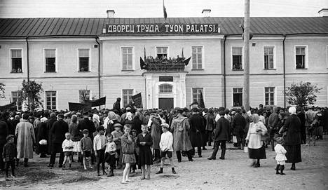 Suomalaisten työläisten lähetystö vieraili Petroskoissa vuonna 1927. Alueelle muuttaneiden suomalaisten kohtalo Stalinin vainoissa oli karu.