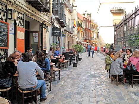 Aurinkoiset päivät hellivät Málagaa ympäri vuoden, joten terassit täyttyvät ihmisistä.