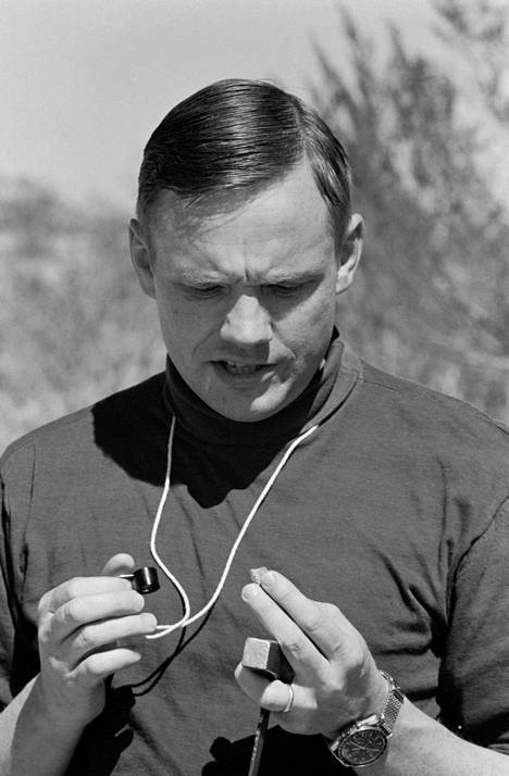 Apollo 11 -lennon komentaja Neil Armstrong tutkii kivinäytettä geologisella kenttämatkalla Texasin länsiosissa maaliskuussa 1969.