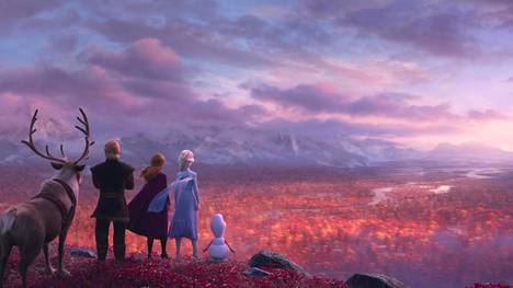 Ruska ja lumihuippuiset vuoret hallitsevat Frozen 2 -elokuvan traileria.