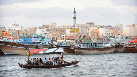 Dubainlahden poikki pääsee puoli-ilmaiseksi abra-veneen kyydissä.