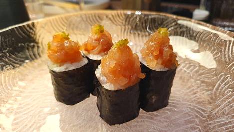 Tomin japanilaisen Sanchome-ravintolan sushimestarit ovat Japanista. Sushimestarit odottavat, että pääsevät kokeilemaan suomalaisten järvikalojen käyttämistä. 