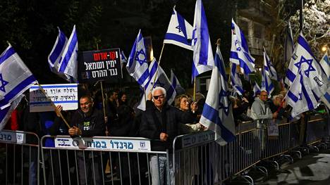 Kansa on protestoinut korkeimpaan oikeuteen kohdistuvaa uudistusta Israelissa.