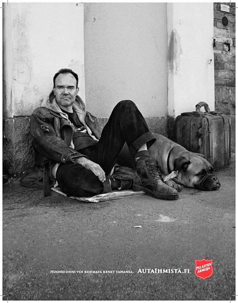 Miljoonatuloihin tällä vuosikymmenellä yltänyt Peter Vesterbacka poseeraa kameralle kodittoman oloisena.