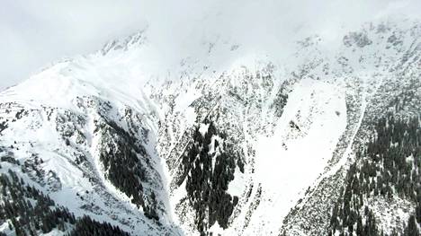 Lumivyöry Itävallan St. Anton am Arlbergissa lauantaina 4. helmikuuta.