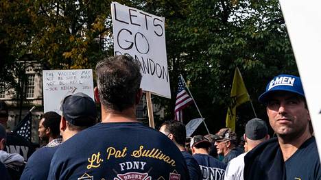 New Yorkin kaupungin työntekijät osoittivat lokakuun lopulla mieltään heille määrättyä koronarokotuspakkoa vastaan. Osa kantoi myös ”Let’s go Brandon” -kylttejä.