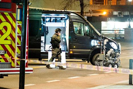 Poliisit sulkivat alueen Oslon keskustassa lauantain ja sunnuntain välisenä yönä.