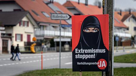 ”Burkakieltoa” kannattava kampanjajuliste kuvattiin Bernin lähellä Biberenissä sunnuntaina.