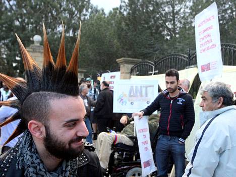 Mielenosoittajat vastustivat lauantaina talletusveroa Kyproksen pääkaupungissa Nikosiassa.
