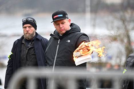Äärioikeistolaispoliitikko Rasmus Paludan poltti Koraanin Tukholmassa Turkin suurlähetystön lähistöllä mielenosoituksessa lauantaina. 