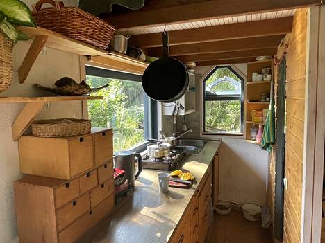 Minitalossa on pieni keittiö, josta löytyy muun muassa kaasuliesi, tiskikaappi ja säilytystilaa. 