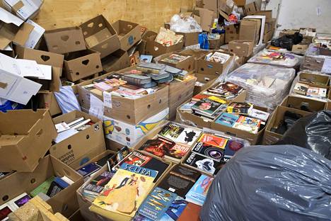 Kierrätyskeskus seuloo kirjat nopeasti. Hyllyissä niiden myyntiaika on vain kolme kuukautta, sen jälkeen ne menevät ilmaishyllyihin tai paperinkeräykseen.