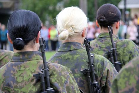 Noin 900 naista vuosittain käy armeijan. Hakijamäärät vapaaehtoiseen asepalvelukseen ovat nousussa.