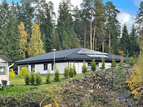 Juuso Ahtolan 300-neliöisen omakotitalon katolla on aurinkopaneelit.