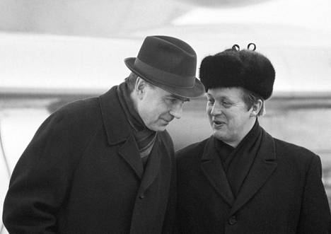 Kalevi Sorsalla oli osa presidentti Urho Kekkosen suunnitelmassa kaataa pääministeri Mauno Koivisto vuonna 1981. Myöhemmin Sorsa palveli presidentti Koivistoa pääministerinä.