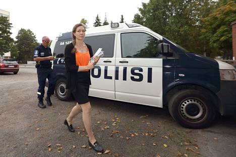 Anneli Auer saapumassa Porin oikeustalolla vuonna 2013. 