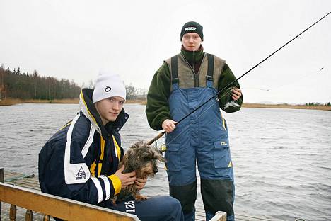 Erähommatkin ovat Juha Järvenpäälle tuttuja. Syksyllä 2011 silloinen Ässien maalivahti kalasteli nykyään NHL:ssä pelaavan Joel Armian kanssa.